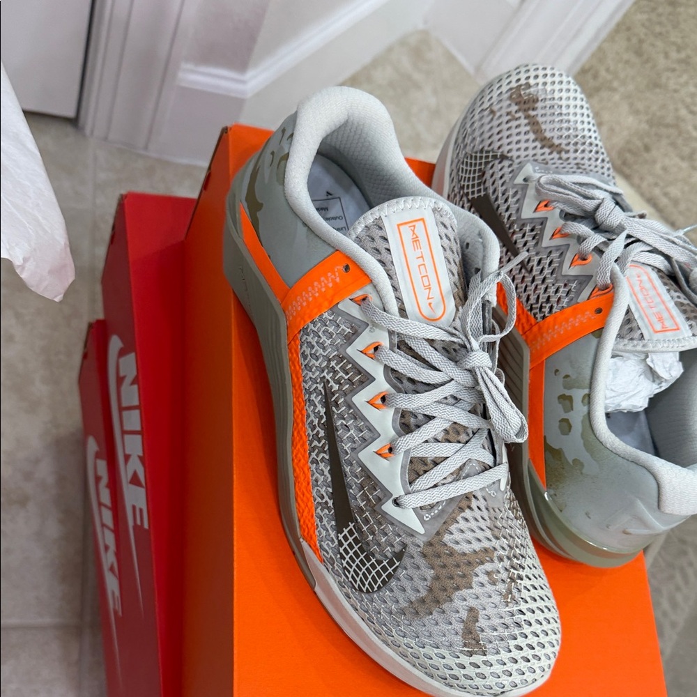 Nike Metcon 6 in Light Bone and Brown